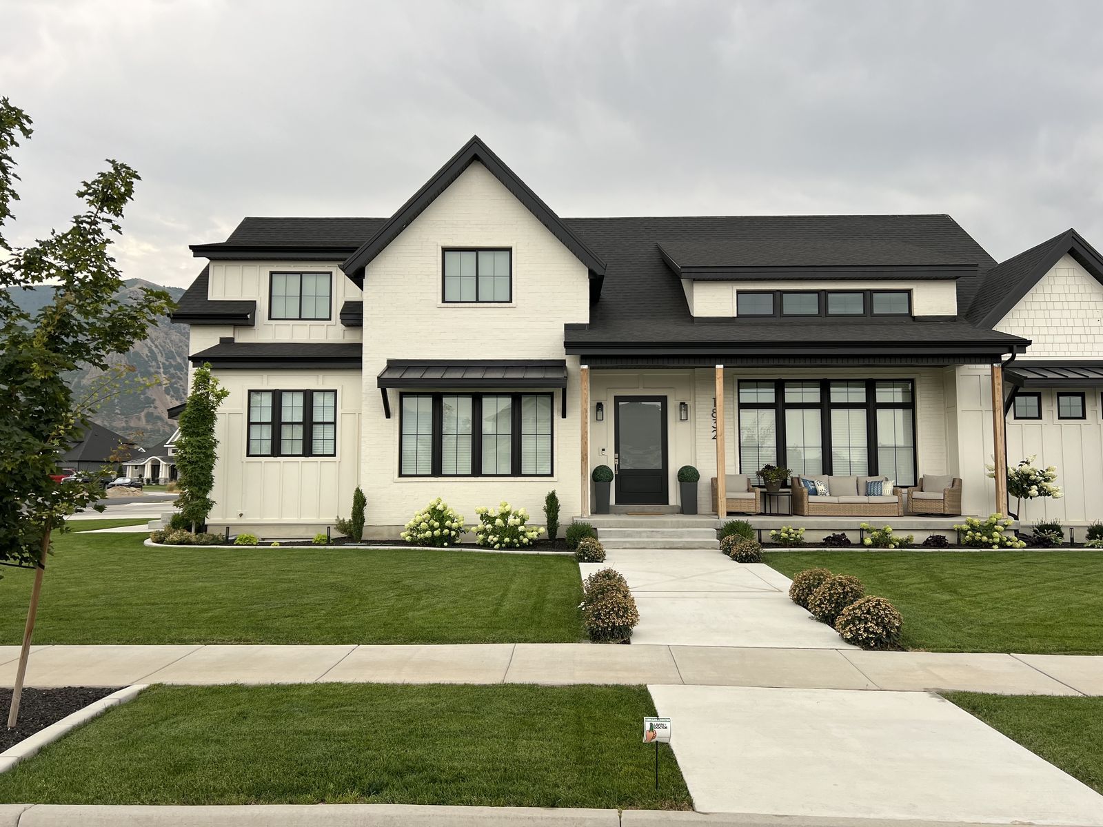 Home with a healthy green lawn serviced by Lawn Doctor in Utah County